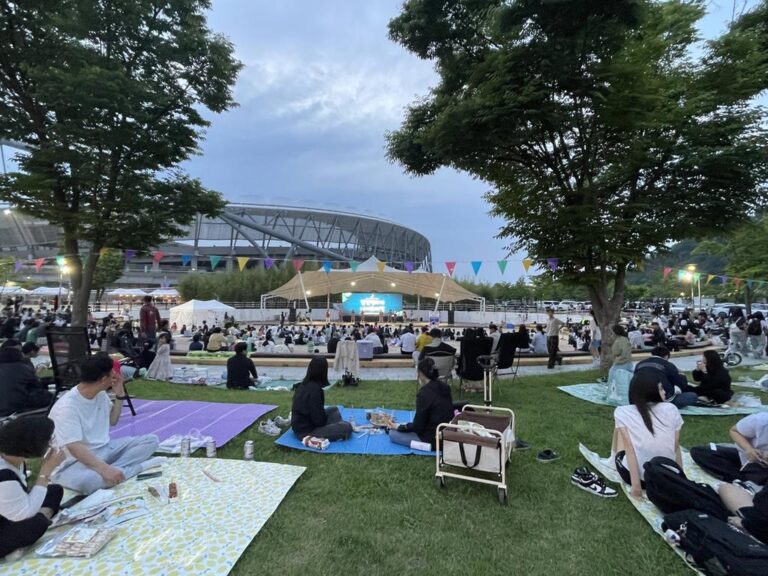 2025+달빛영화제+및+나이트마켓+첫+번째+밤을+밝+히다!.jpg.middle
