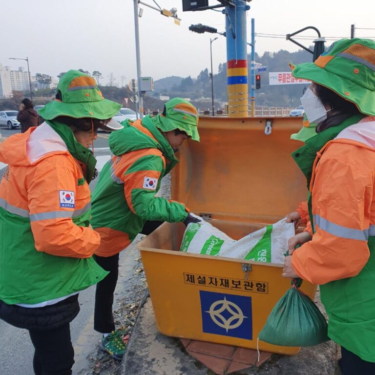 진주시+겨울철+자연재난+종합대책+‘총력’+-+진주시+지역자율방재단+제설자재+점검.jpg.middle