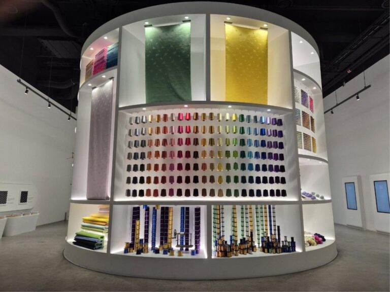 진주실크박물관+“100년+진주실크를+문화로+직조하다”+-+아카이브타워.jpg.middle (1)