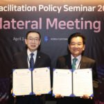 이명구 관세청장(왼쪽)이 1일 서울에서 쿤념 캄보디아 관세소비세총국장과 합동단속 작전 협력 약정을 체결한 뒤 기념 촬영하고 있다