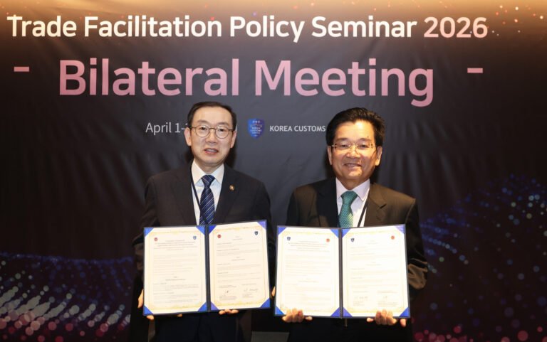 이명구 관세청장(왼쪽)이 1일 서울에서 쿤념 캄보디아 관세소비세총국장과 합동단속 작전 협력 약정을 체결한 뒤 기념 촬영하고 있다