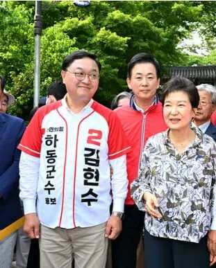 박근혜 전 대통령 남해 충렬사 참배, 김현수 하동군수 후보 등 출마자 총결집으로 보수층 세 결집 [천지인뉴스]