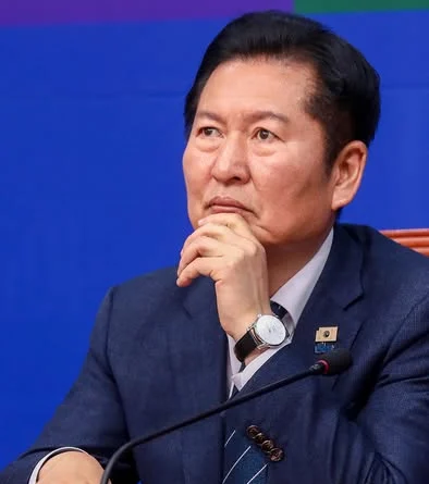 정청래 더불어민주당 대표가 이재명 대통령의 유럽 순방 성과를 극찬하며 정부의 실용 외교 노선을 당 차원에서 전폭적으로 지원하겠다는 의지를 강력히 피력했다. [천지인뉴스]