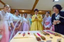 김혜경 여사, 외국인들과 전통공예 ‘노리개’ 체험…”우리 공예 세계에 더 알려지길” [천지인뉴스]