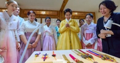 김혜경 여사, 외국인들과 전통공예 ‘노리개’ 체험…”우리 공예 세계에 더 알려지길” [천지인뉴스]