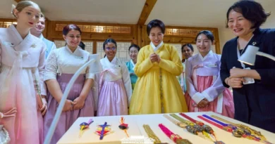 김혜경 여사, 외국인들과 전통공예 ‘노리개’ 체험…”우리 공예 세계에 더 알려지길” [천지인뉴스]