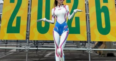 최예나, 워터밤서 ‘노출 없는 히어로 전신 수트’ 파격… 독보적 솔로 존재감 입증 [천지인뉴스]
