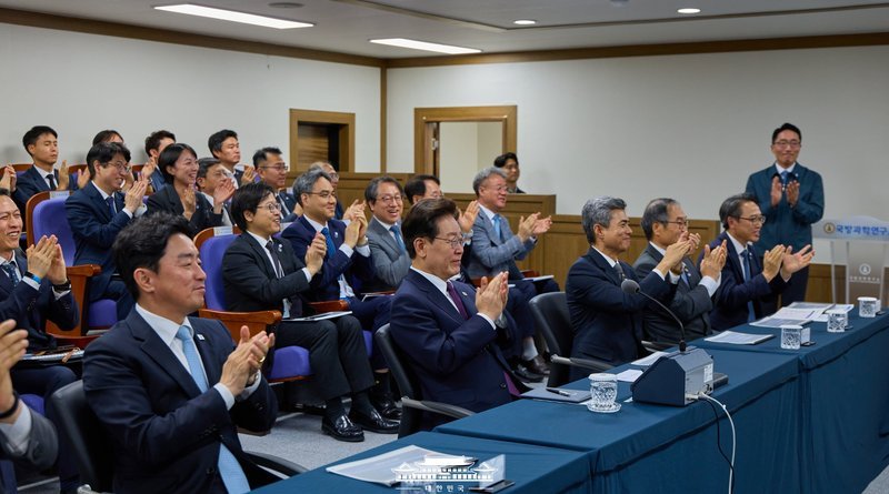 [천지인뉴스] 이재명 대통령, 국산 극초음속 활공비행체 첫 시험발사 참관…“첨단무기 신속 개발·배치”