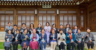 [천지인뉴스] 김혜경 여사, 오월어머니집 18명 청와대 초청…“광주의 아픔과 희생 영원히 기억”